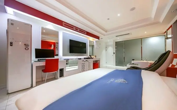 Oda (Deluxe (Free Netflix viewing availabl)