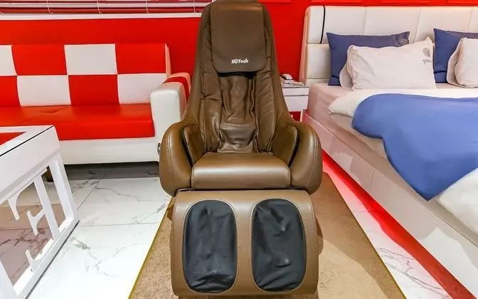 Oda (Deluxe (Free Netflix viewing availabl)