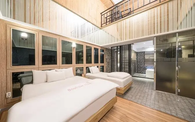 Oda (Penthouse (duplex karaoke high-end co)