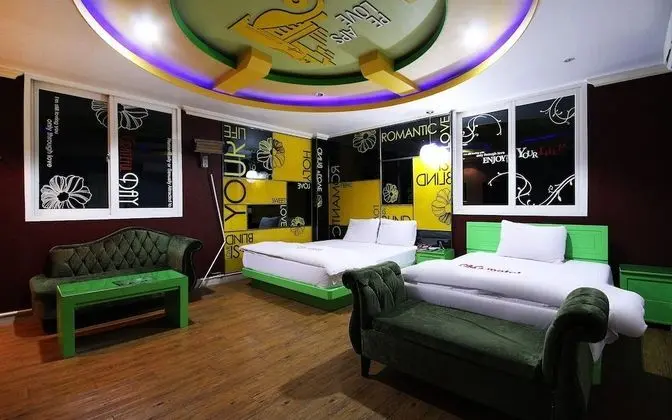 Oda (Twin (NetFlix installation))