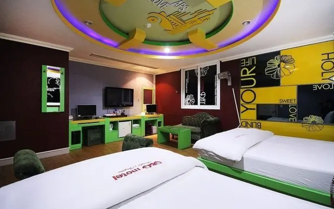 Oda (Twin (NetFlix installation))