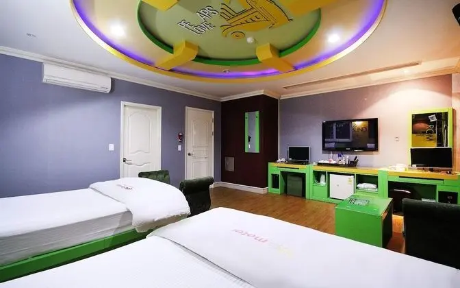 Oda (Twin (NetFlix installation))