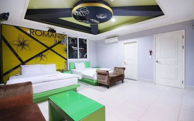 Oda (Twin (NetFlix installation))