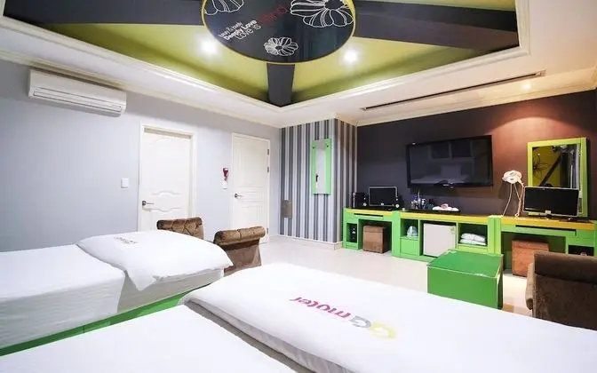 Oda (Twin (NetFlix installation))