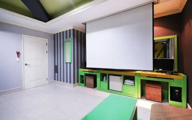 Oda (Twin (NetFlix installation))