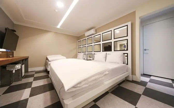 Oda (Twin (Netflix Available Goose Down Be)