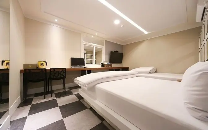 Oda (Twin (Netflix Available Goose Down Be)