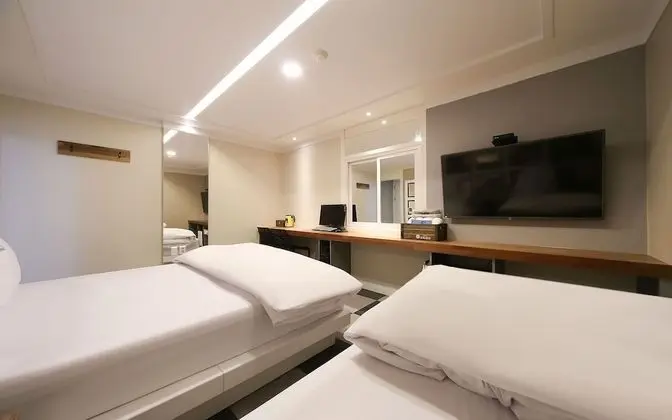 Oda (Twin (Netflix Available Goose Down Be)