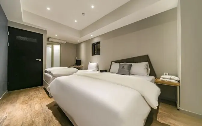 Oda (Twin (Netflix & Disney Plus available)