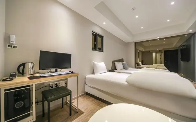 Oda (Twin (Netflix & Disney Plus available)