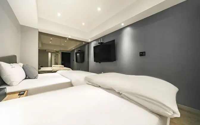 Oda (Twin (Netflix & Disney Plus available)