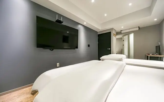 Oda (Twin (Netflix & Disney Plus available)