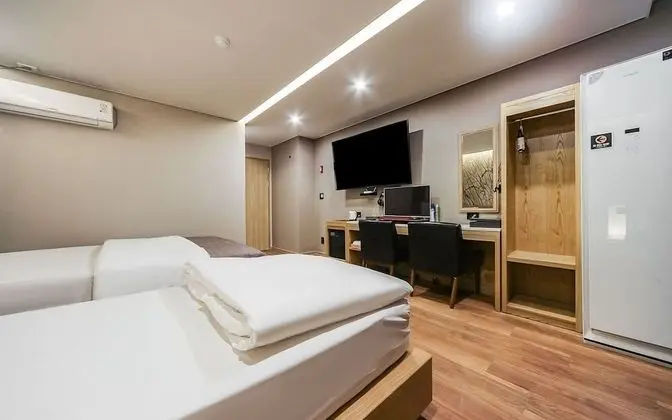 Oda (VIP Twin (Netflix viewing latest DVD )