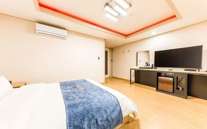 Oda (Deluxe A (Netflix Available Large Bat)