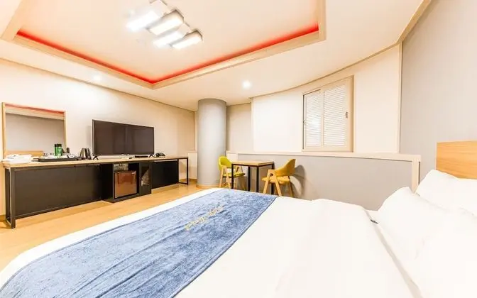 Oda (Deluxe A (Netflix Available Large Bat)