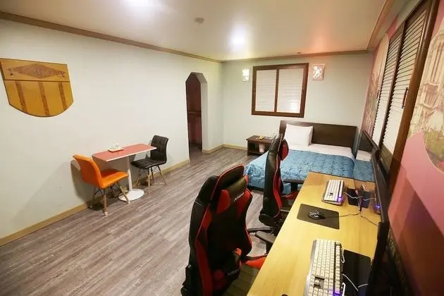 Oda (Suite room (Game PC2-LOL Overwatch))