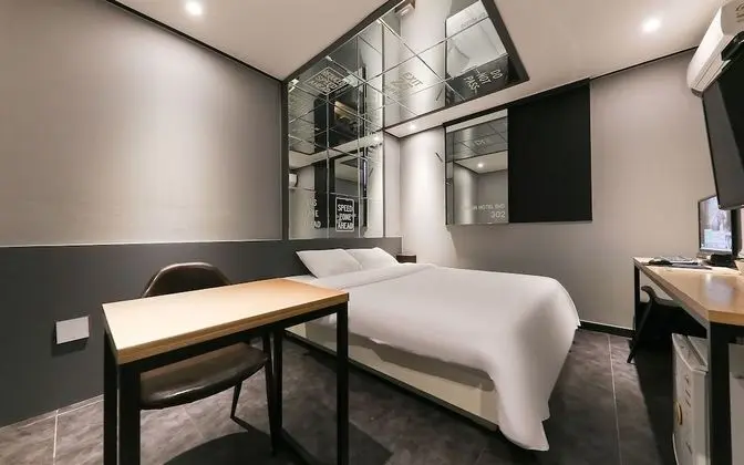 Oda (Mirror room (You can watch Netflix))