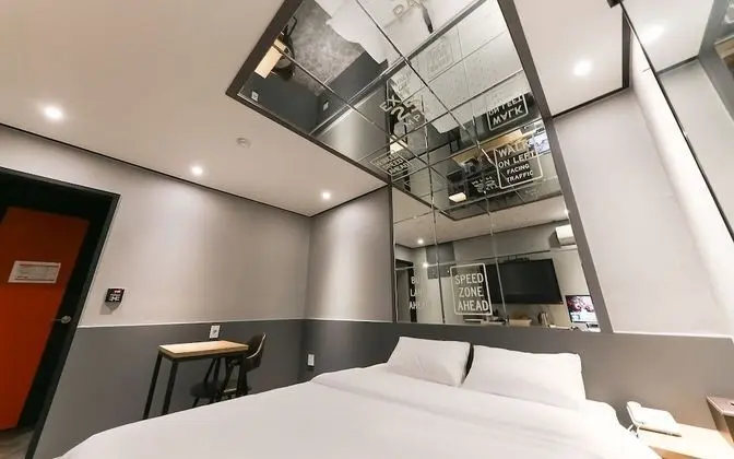 Oda (Mirror room (You can watch Netflix))