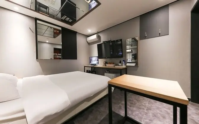 Oda (Mirror room (You can watch Netflix))