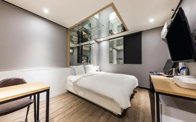 Oda (Mirror room (You can watch Netflix))