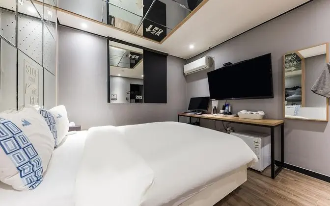 Oda (Mirror room (You can watch Netflix))