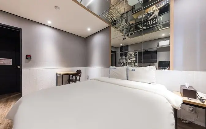 Oda (Mirror room (You can watch Netflix))