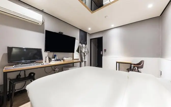 Oda (Mirror room (You can watch Netflix))