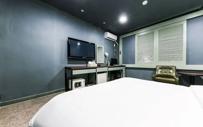 Oda (Deluxe clothing care room (65 inch sm)