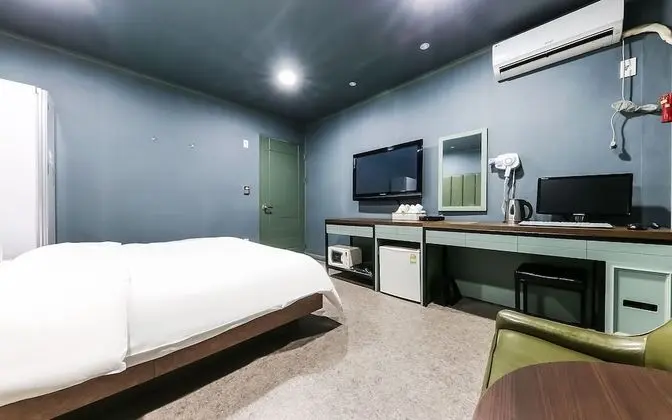Oda (Deluxe clothing care room (65 inch sm)