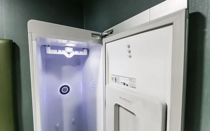Oda (Deluxe clothing care room (65 inch sm)