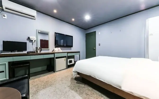 Oda (Deluxe clothing care room (65 inch sm)