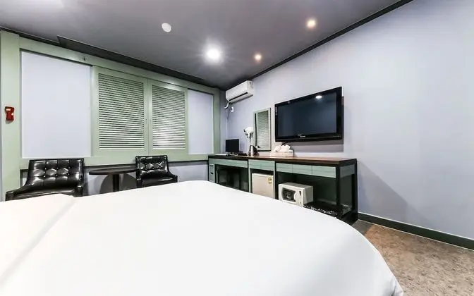 Oda (Deluxe clothing care room (65 inch sm)