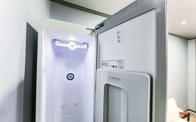Oda (Deluxe clothing care room (65 inch sm)