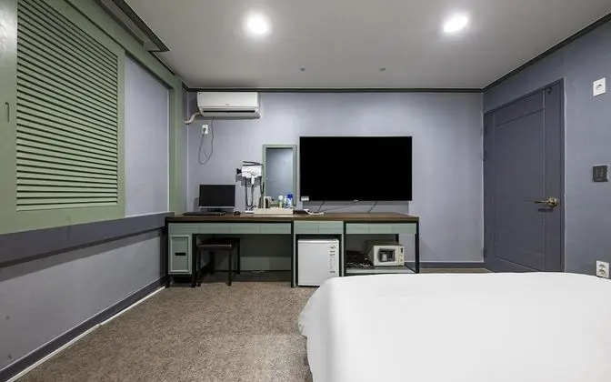 Oda (Deluxe clothing care room (65 inch sm)