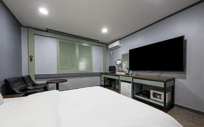 Oda (Deluxe clothing care room (65 inch sm)