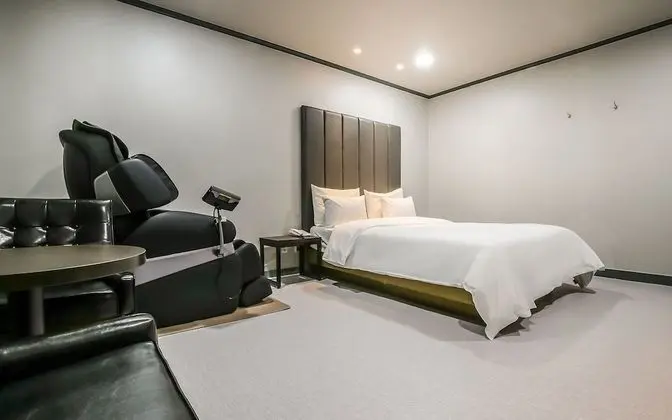 Oda (Deluxe massage (65 inch smart TV Netf)