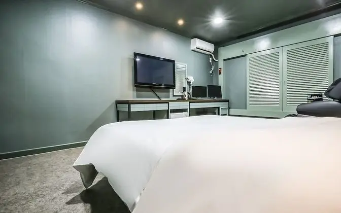 Oda (Deluxe massage (65 inch smart TV Netf)