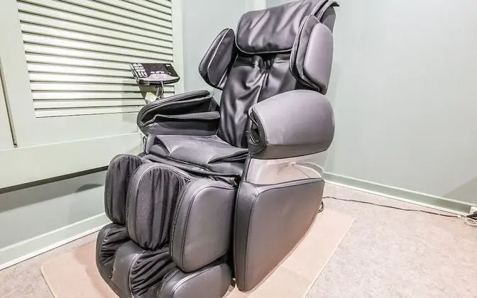 Oda (Deluxe massage (65 inch smart TV Netf)