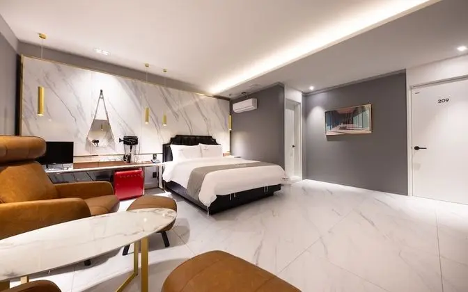 Oda (Royal Suite-A (styler Netflix availab)