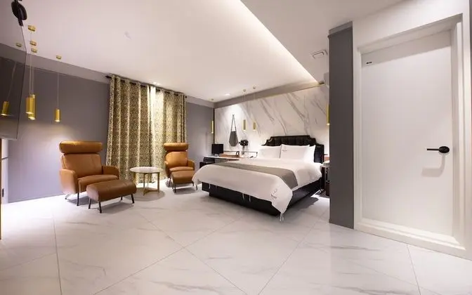 Oda (Royal Suite-A (styler Netflix availab)