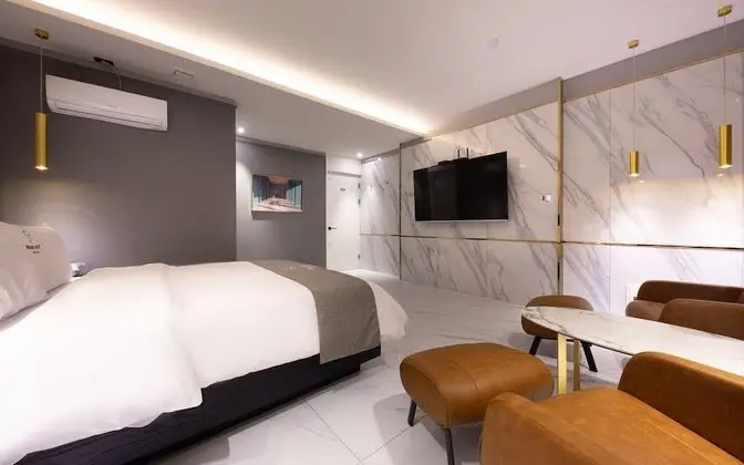 Oda (Royal Suite-A (styler Netflix availab)