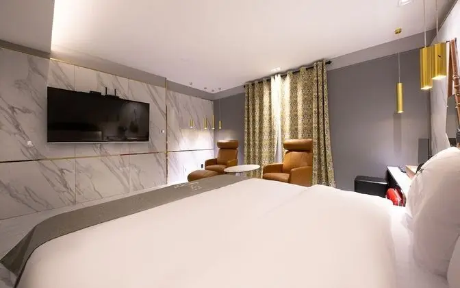 Oda (Royal Suite-A (styler Netflix availab)