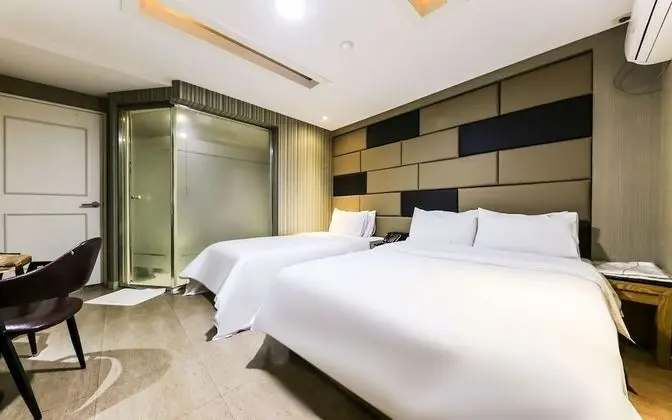 Oda (Twin (Double + Single Bed))