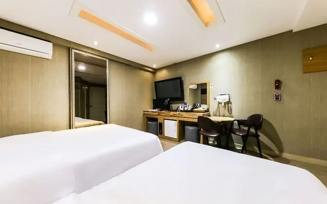 Oda (Twin (Double + Single Bed))