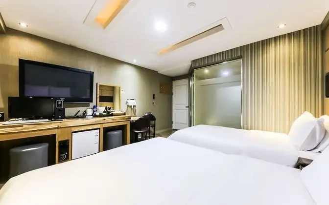 Oda (Twin (Double + Single Bed))