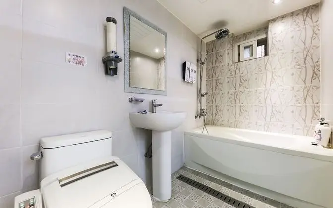 Oda (Twin (Double + Single Bed))