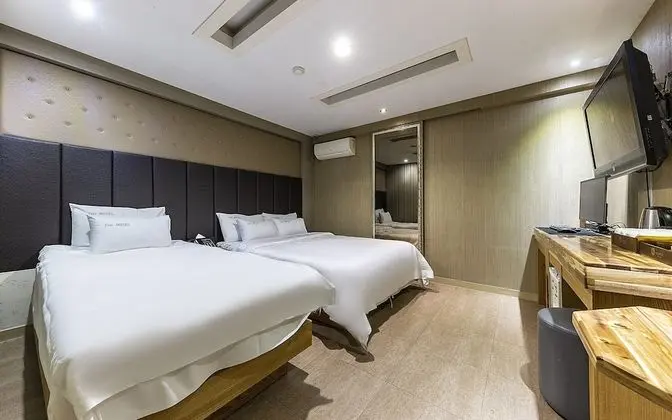 Oda (Twin (Double + Single Bed))