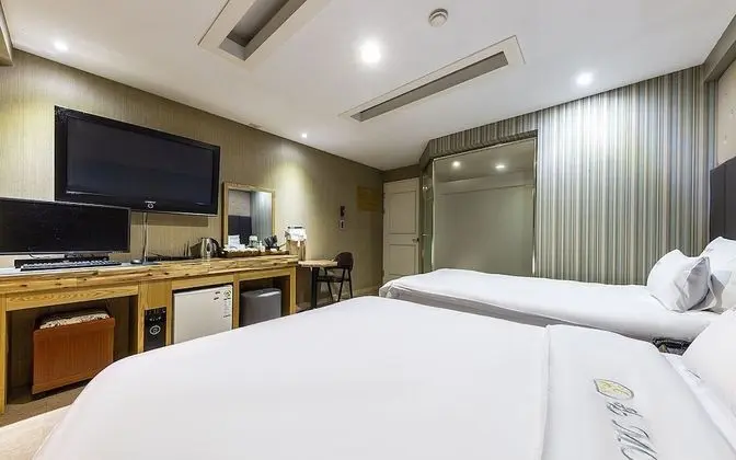 Oda (Twin (Double + Single Bed))