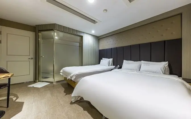 Oda (Twin (Double + Single Bed))