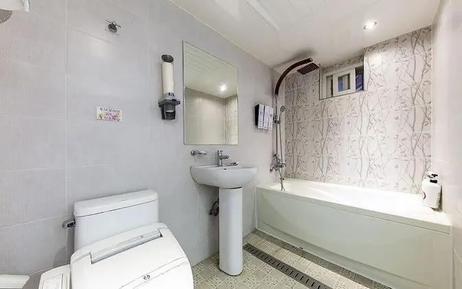 Oda (Twin (Double + Single Bed))